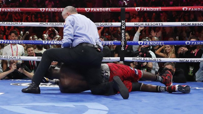 Deontay Wilder harus menjalani operasi untuk memperbaiki patah tulang jari tangan kanan yang didapat saat kalah KO dari Tyson Fury.