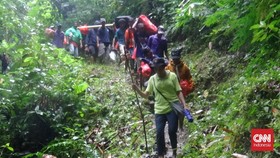 Kakek di Maluku Ditandu 10 Jam demi Berobat, Tak Ada Jalan Ambulans