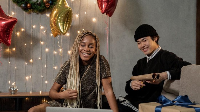 Pilih Kado Jangan Asal, Ini 4 Inspirasi Barang yang Menurut Fengshui Bisa Kamu Berikan ke Orang Terdekat