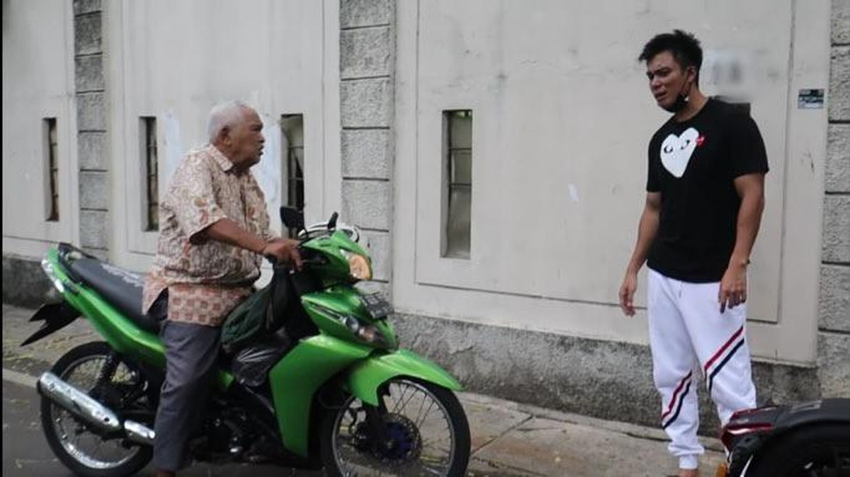 Aksi Baim saat memarahi seorang kakek-kakek yang ada di video YouTubenya dikecam oleh netizen&period; Yuk intip momennya&excl;