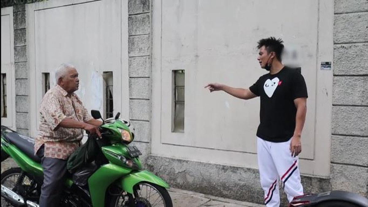 Aksi Baim saat memarahi seorang kakek-kakek yang ada di video YouTubenya dikecam oleh netizen&period; Yuk intip momennya&excl;