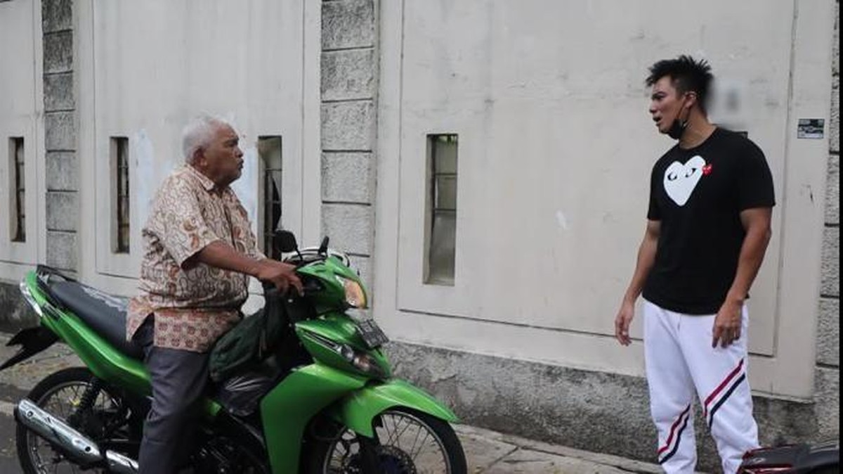 Aksi Baim saat memarahi seorang kakek-kakek yang ada di video YouTubenya dikecam oleh netizen&period; Yuk intip momennya&excl;