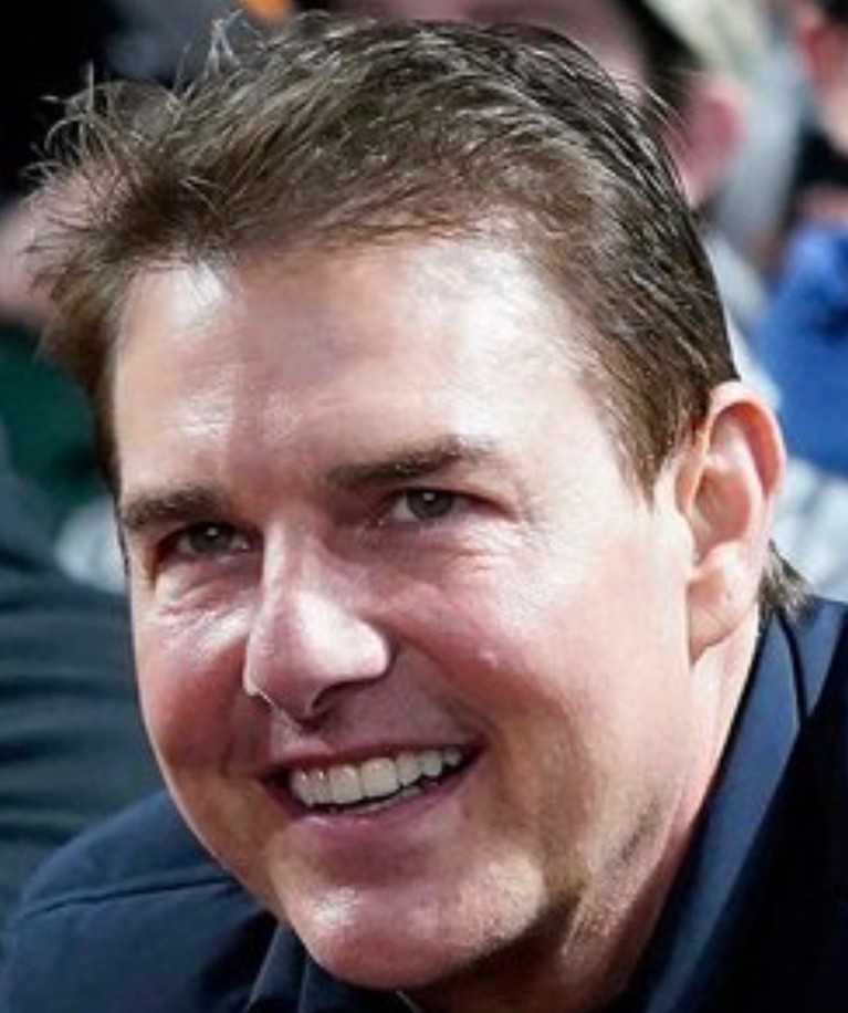 7 Penampakan Tom Cruise dengan Penampilan Beda Jadi Sorotan Kehadiran Tom Cruise di Game 2 of The National League Division Series di San Fransisco jadi sorotan karena penampilannya. Yuk intip!