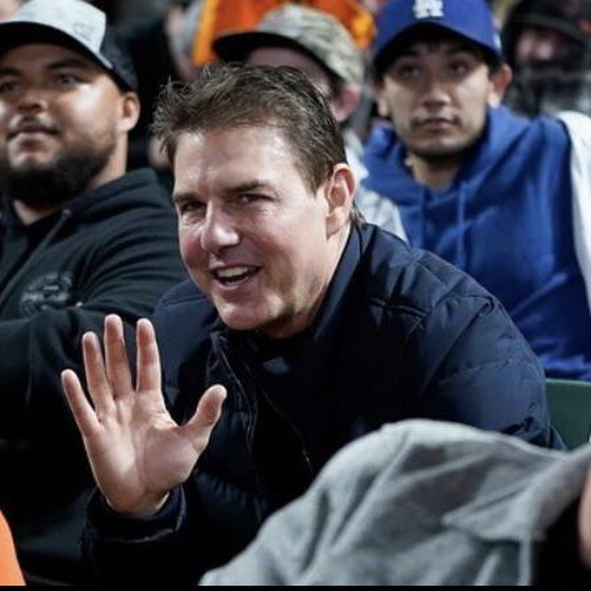 Kehadiran Tom Cruise di Game 2 of The National League Division Series di San Fransisco jadi sorotan karena penampilannya&period; Yuk intip&excl;