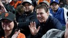 Kehadiran Tom Cruise di Game 2 of The National League Division Series di San Fransisco jadi sorotan karena penampilannya&period; Yuk intip&excl;