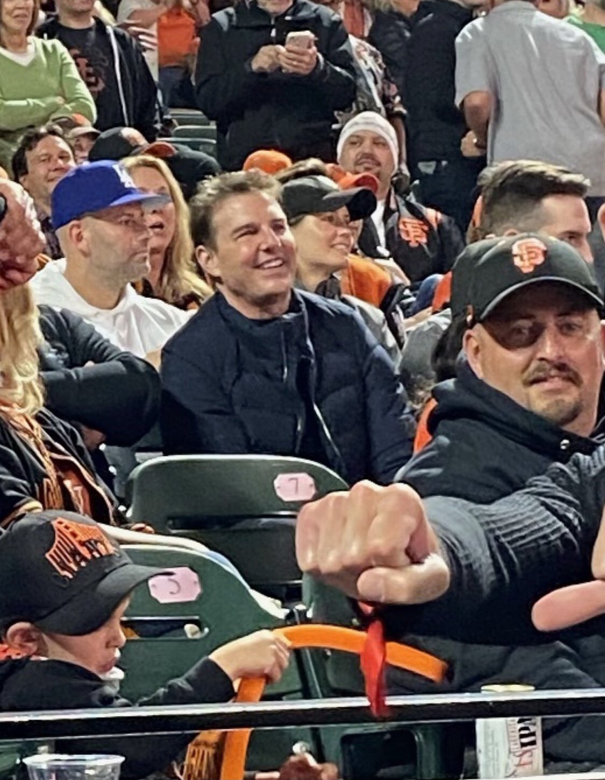 Kehadiran Tom Cruise di Game 2 of The National League Division Series di San Fransisco jadi sorotan karena penampilannya&period; Yuk intip&excl;