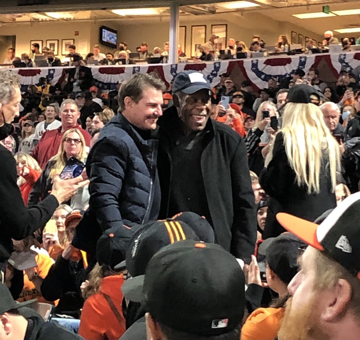 Kehadiran Tom Cruise di Game 2 of The National League Division Series di San Fransisco jadi sorotan karena penampilannya&period; Yuk intip&excl;