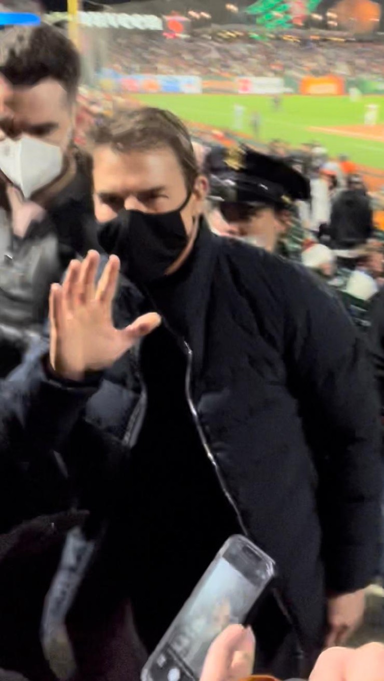 7 Penampakan Tom Cruise dengan Penampilan Beda Jadi Sorotan Kehadiran Tom Cruise di Game 2 of The National League Division Series di San Fransisco jadi sorotan karena penampilannya. Yuk intip!