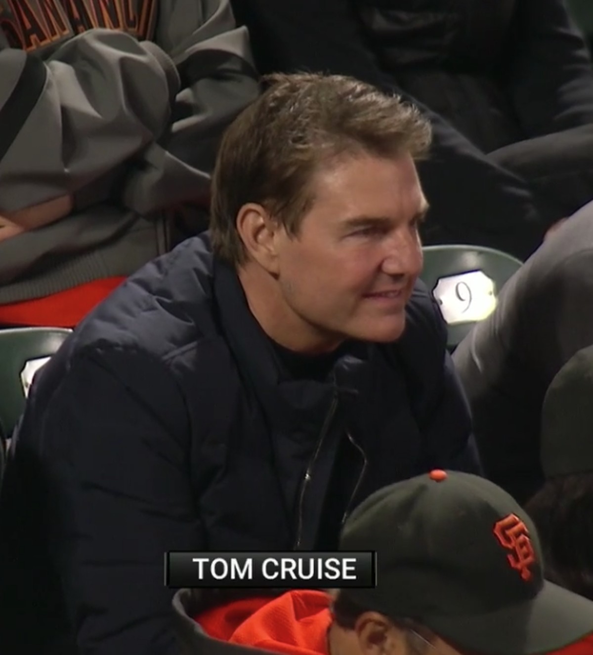 Kehadiran Tom Cruise di Game 2 of The National League Division Series di San Fransisco jadi sorotan karena penampilannya&period; Yuk intip&excl;