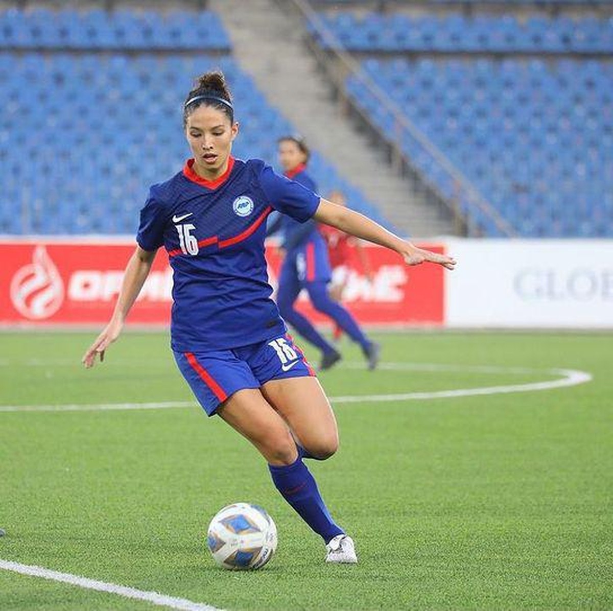 Lila Tan adalah seorang atlet bola yang menjadi pemenang runner up kedua Miss Universe Singapura 2021&period; Yuk intip pesonanya&excl;