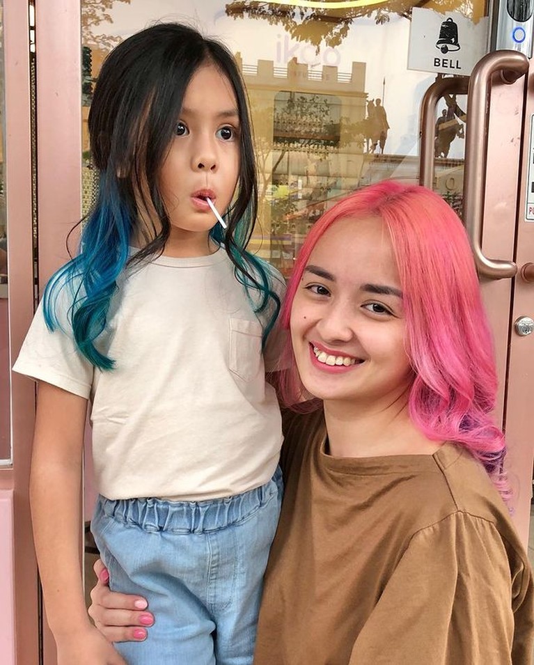 7 Potret Kompak Joanna Alexandra Warnai Rambut bersama Sang Putri 7 Potret Kompak Joanna Alexandra Warnai Rambut bersama Sang Putri