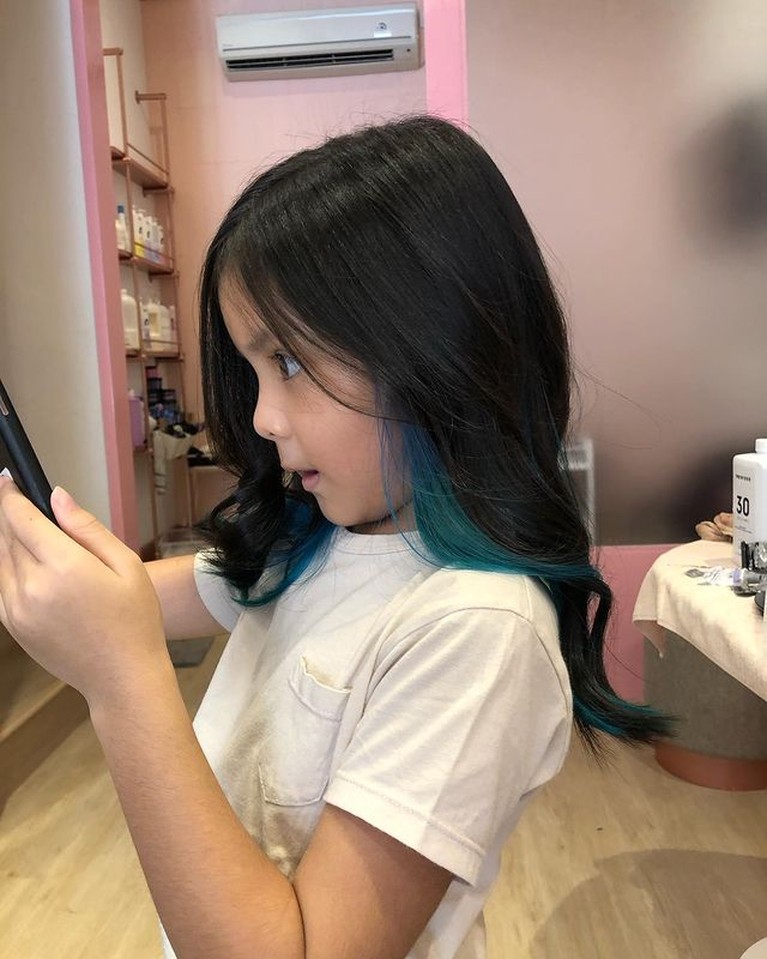 7 Potret Kompak Joanna Alexandra Warnai Rambut bersama Sang Putri 7 Potret Kompak Joanna Alexandra Warnai Rambut bersama Sang Putri