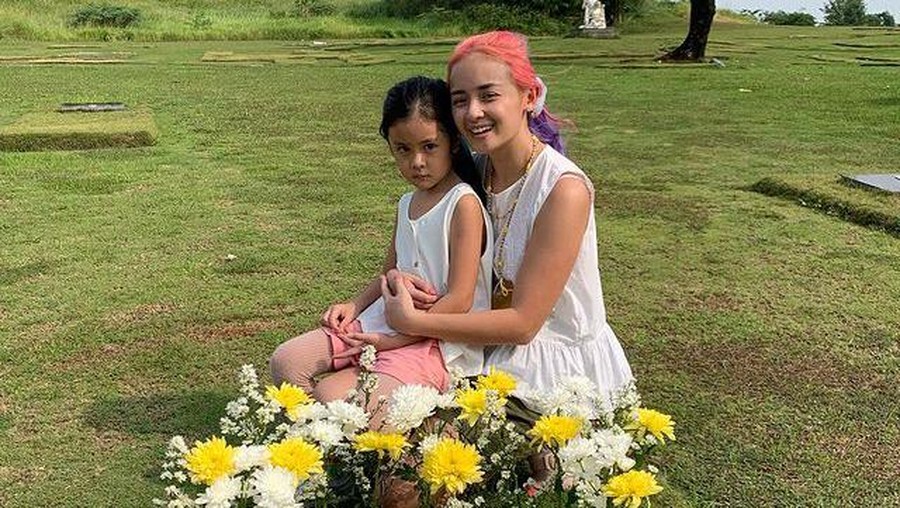 7 Potret Kompak Joanna Alexandra Warnai Rambut bersama Sang Putri