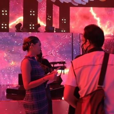 7 Potret Langka Pertemuan Luna Maya & Ariel NOAH, Saling Tatap-tatapan