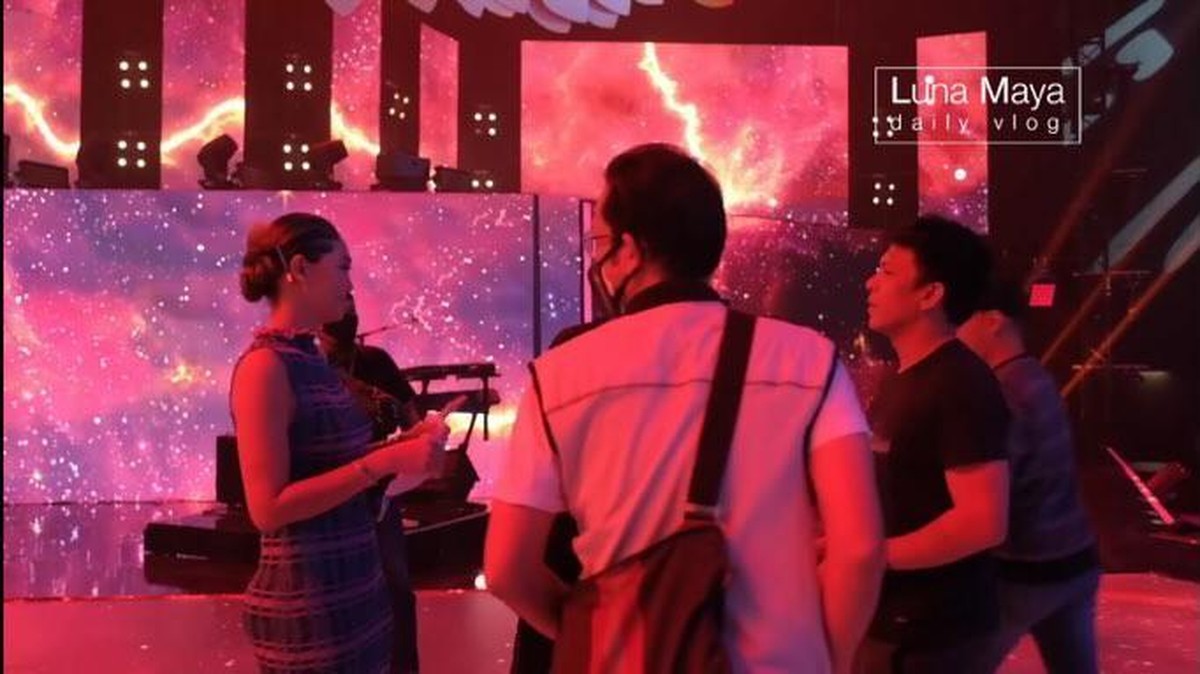 Baru-baru ini Luna Maya dan Ariel NOAH dipertemukan di sebuah acara dan satu panggung saling senyum&period; Yuk intip&excl;