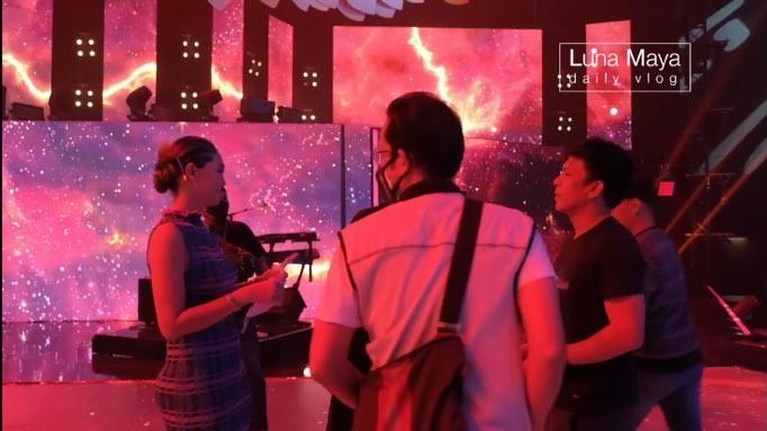 Baru-baru ini Luna Maya dan Ariel NOAH dipertemukan di sebuah acara dan satu panggung saling senyum. Yuk intip!