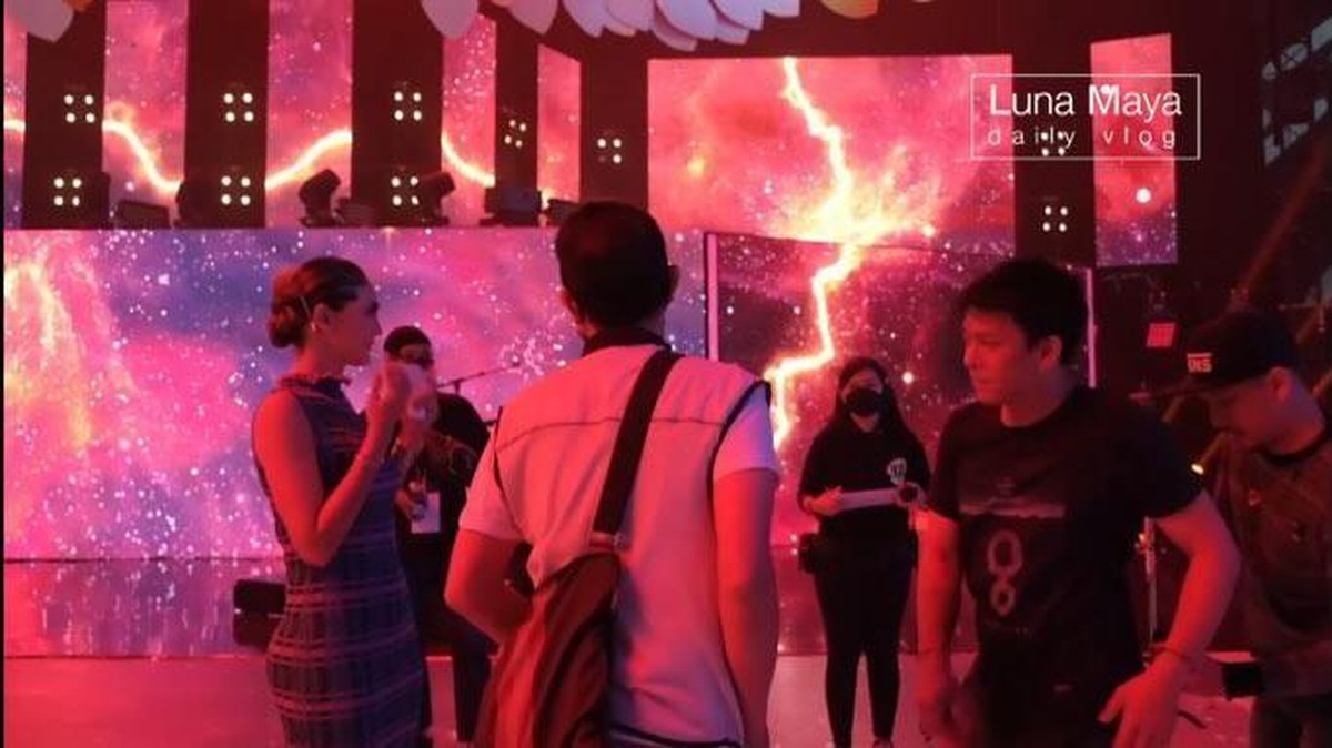Baru-baru ini Luna Maya dan Ariel NOAH dipertemukan di sebuah acara dan satu panggung saling senyum&period; Yuk intip&excl;