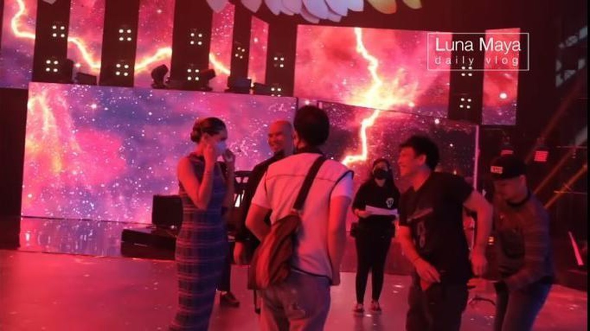 Baru-baru ini Luna Maya dan Ariel NOAH dipertemukan di sebuah acara dan satu panggung saling senyum&period; Yuk intip&excl;