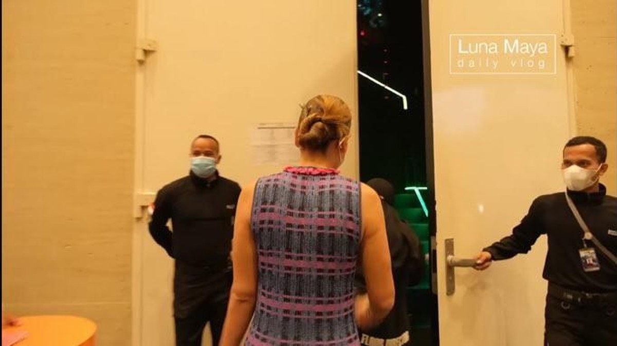 Baru-baru ini Luna Maya dan Ariel NOAH dipertemukan di sebuah acara dan satu panggung saling senyum&period; Yuk intip&excl;