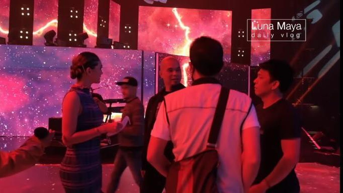 Baru-baru ini Luna Maya dan Ariel NOAH dipertemukan di sebuah acara dan satu panggung saling senyum&period; Yuk intip&excl;