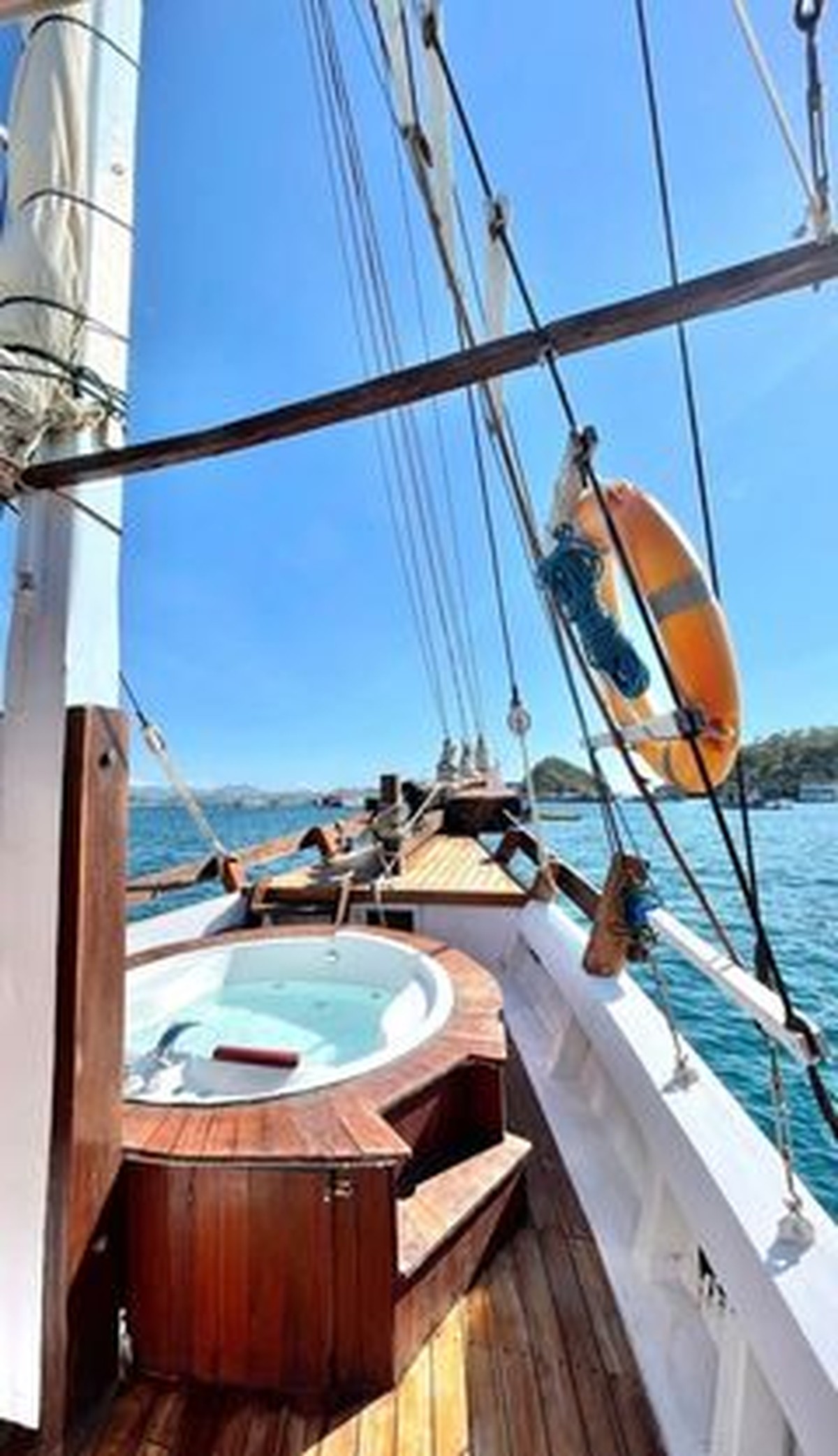 Alvin Faiz dan Henny Rahman tengah berbulan madu di Labuan Bajo&period; Yuk kita intip momen kemesraan mereka&excl;