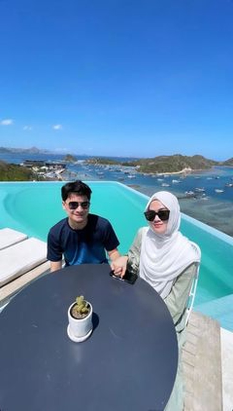 8 Momen Mesra Alvin Faiz dan Henny Rahman Bulan Madu di Labuan Bajo Alvin Faiz dan Henny Rahman tengah berbulan madu di Labuan Bajo. Yuk kita intip momen kemesraan mereka!