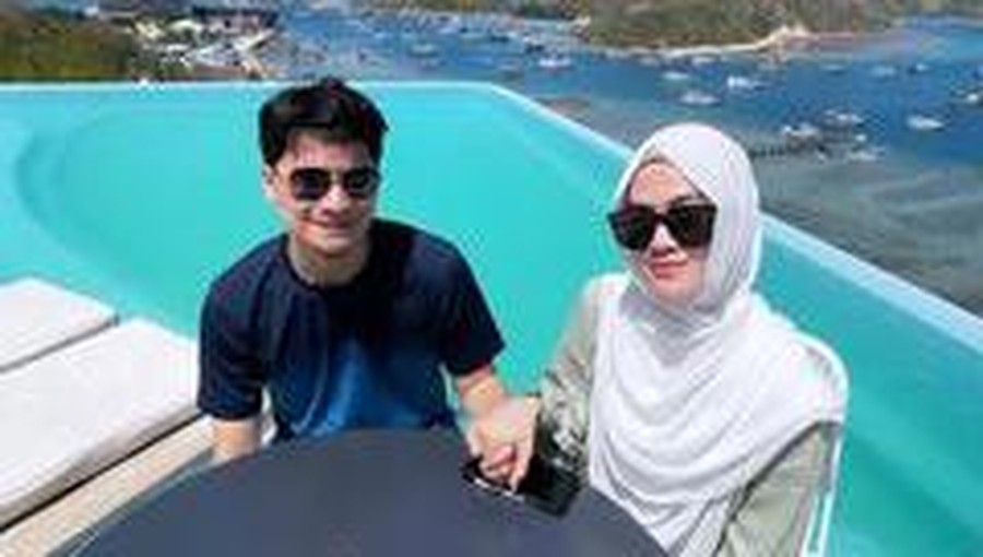 Alvin Faiz dan Henny Rahman tengah berbulan madu di Labuan Bajo. Yuk kita intip momen kemesraan mereka!