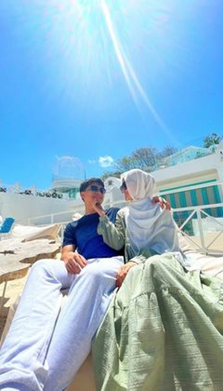 Alvin Faiz dan Henny Rahman tengah berbulan madu di Labuan Bajo. Yuk kita intip momen kemesraan mereka!