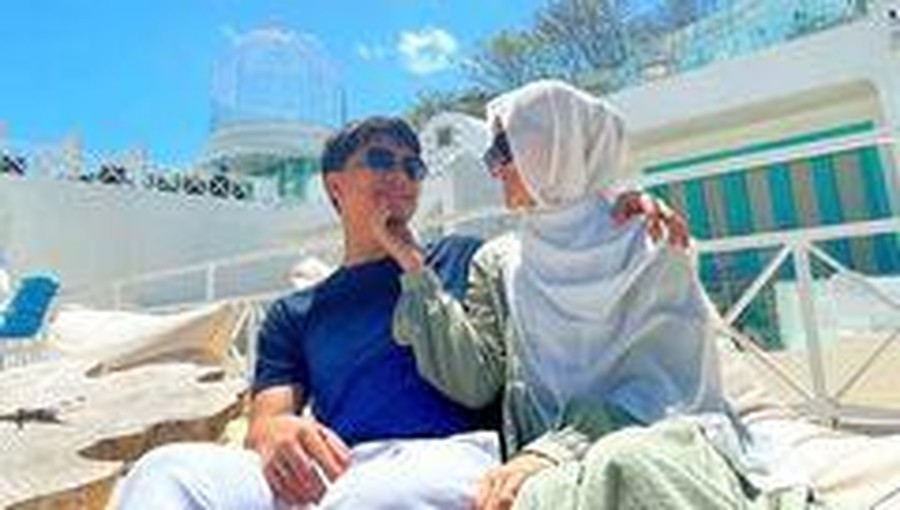 Alvin Faiz dan Henny Rahman tengah berbulan madu di Labuan Bajo. Yuk kita intip momen kemesraan mereka!