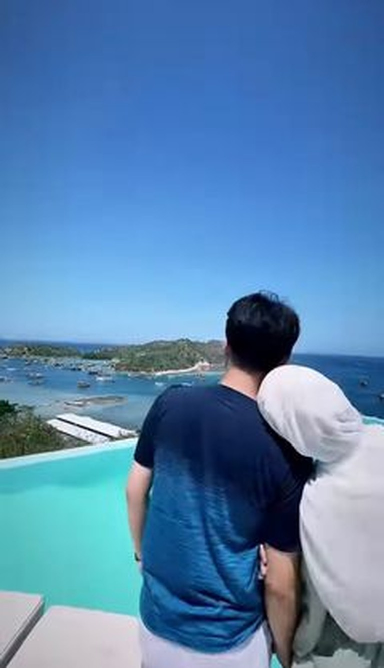 Alvin Faiz dan Henny Rahman tengah berbulan madu di Labuan Bajo. Yuk kita intip momen kemesraan mereka!