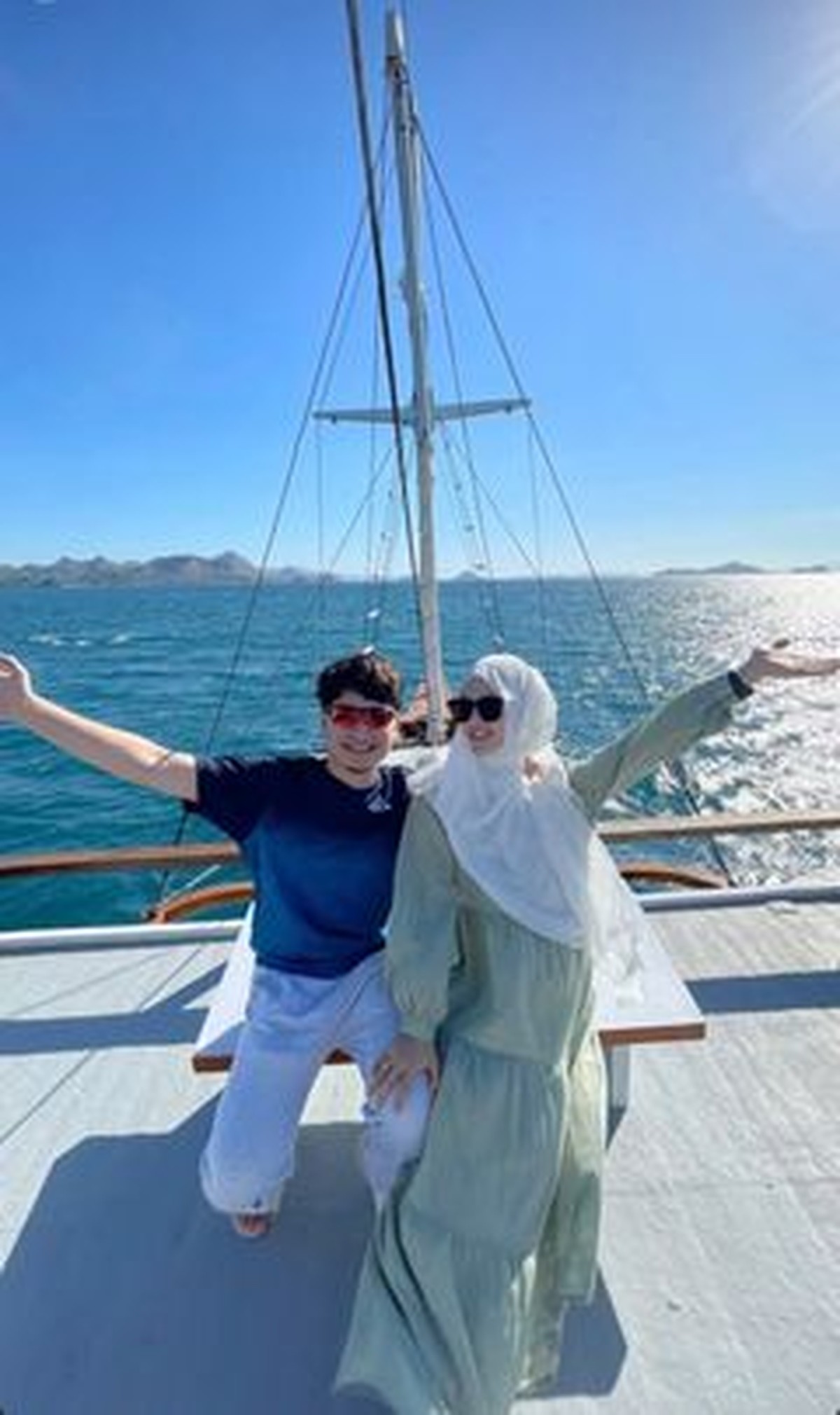 Alvin Faiz dan Henny Rahman tengah berbulan madu di Labuan Bajo&period; Yuk kita intip momen kemesraan mereka&excl;