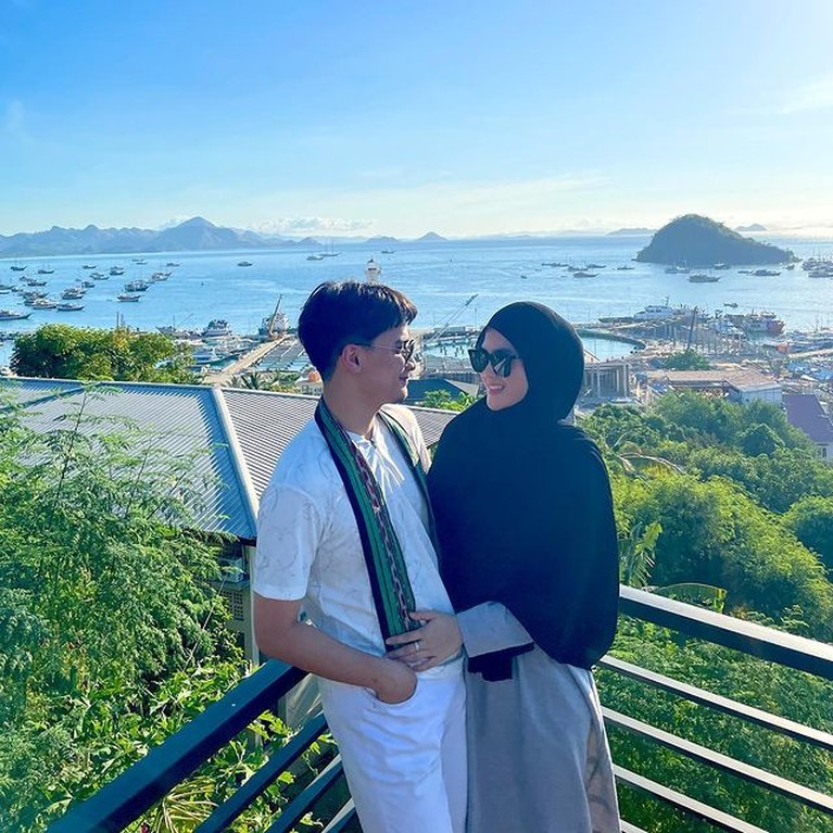 Alvin Faiz dan Henny Rahman tengah berbulan madu di Labuan Bajo. Yuk kita intip momen kemesraan mereka!