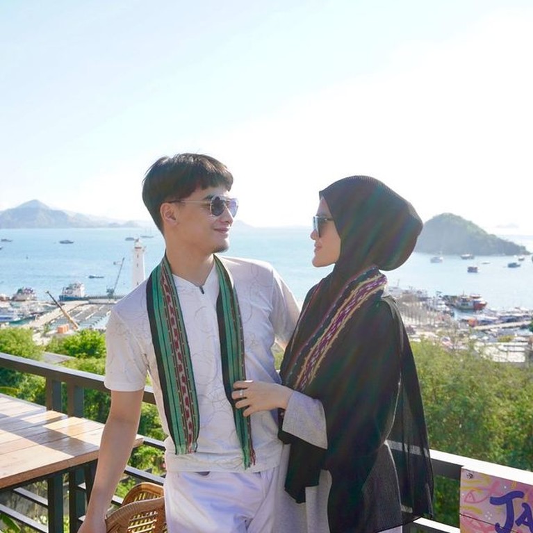 Alvin Faiz dan Henny Rahman tengah berbulan madu di Labuan Bajo. Yuk kita intip momen kemesraan mereka!