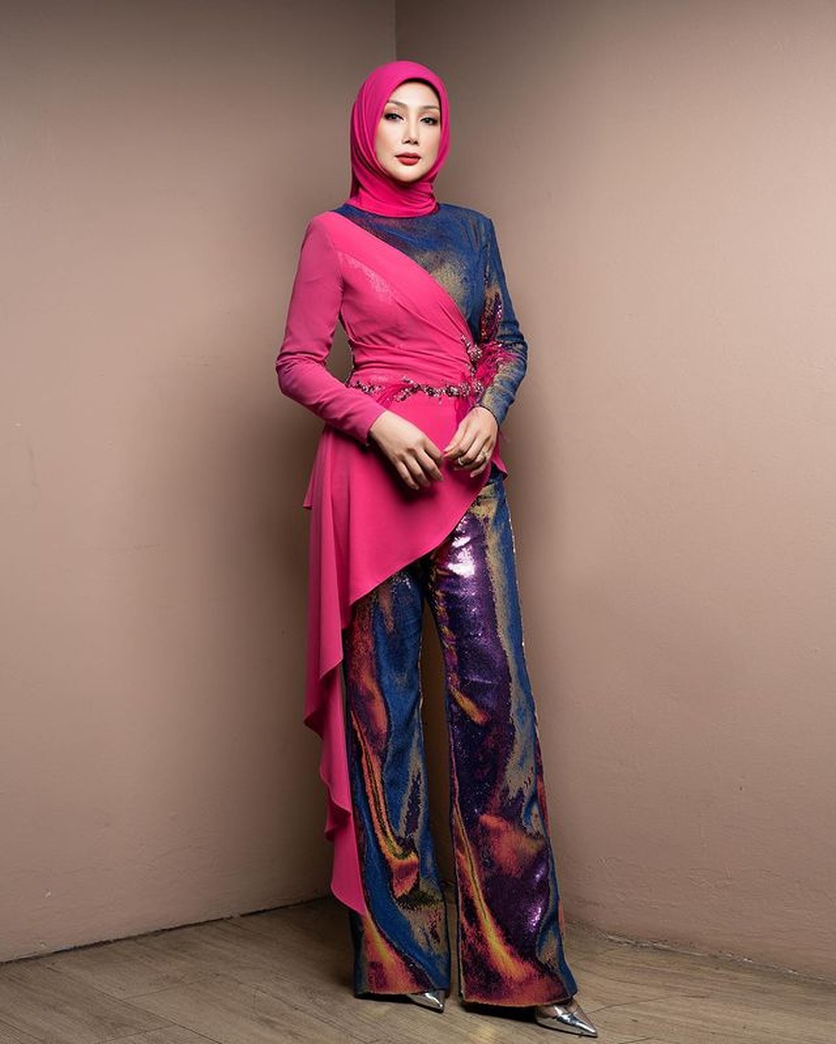 Erra Fazira mantan istri Engku Emran sedang jadi sorotan karena diisukan menjadi istri kedua seorang ahli politik&period; Yuk intip potretnya&excl;