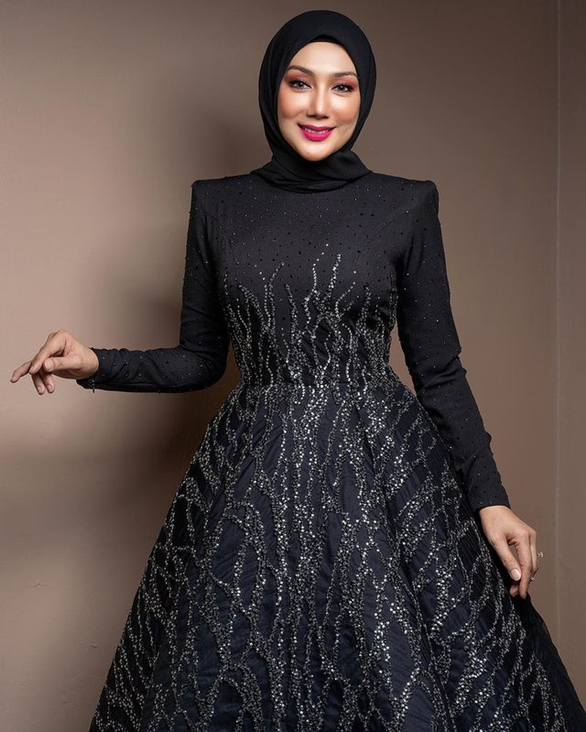 Erra Fazira mantan istri Engku Emran sedang jadi sorotan karena diisukan menjadi istri kedua seorang ahli politik&period; Yuk intip potretnya&excl;