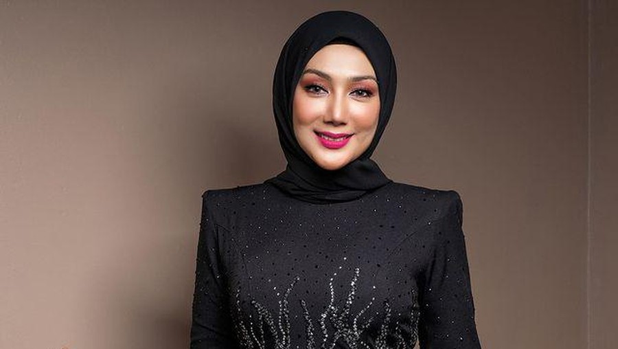 Erra Fazira mantan istri Engku Emran sedang jadi sorotan karena diisukan menjadi istri kedua seorang ahli politik. Yuk intip potretnya!