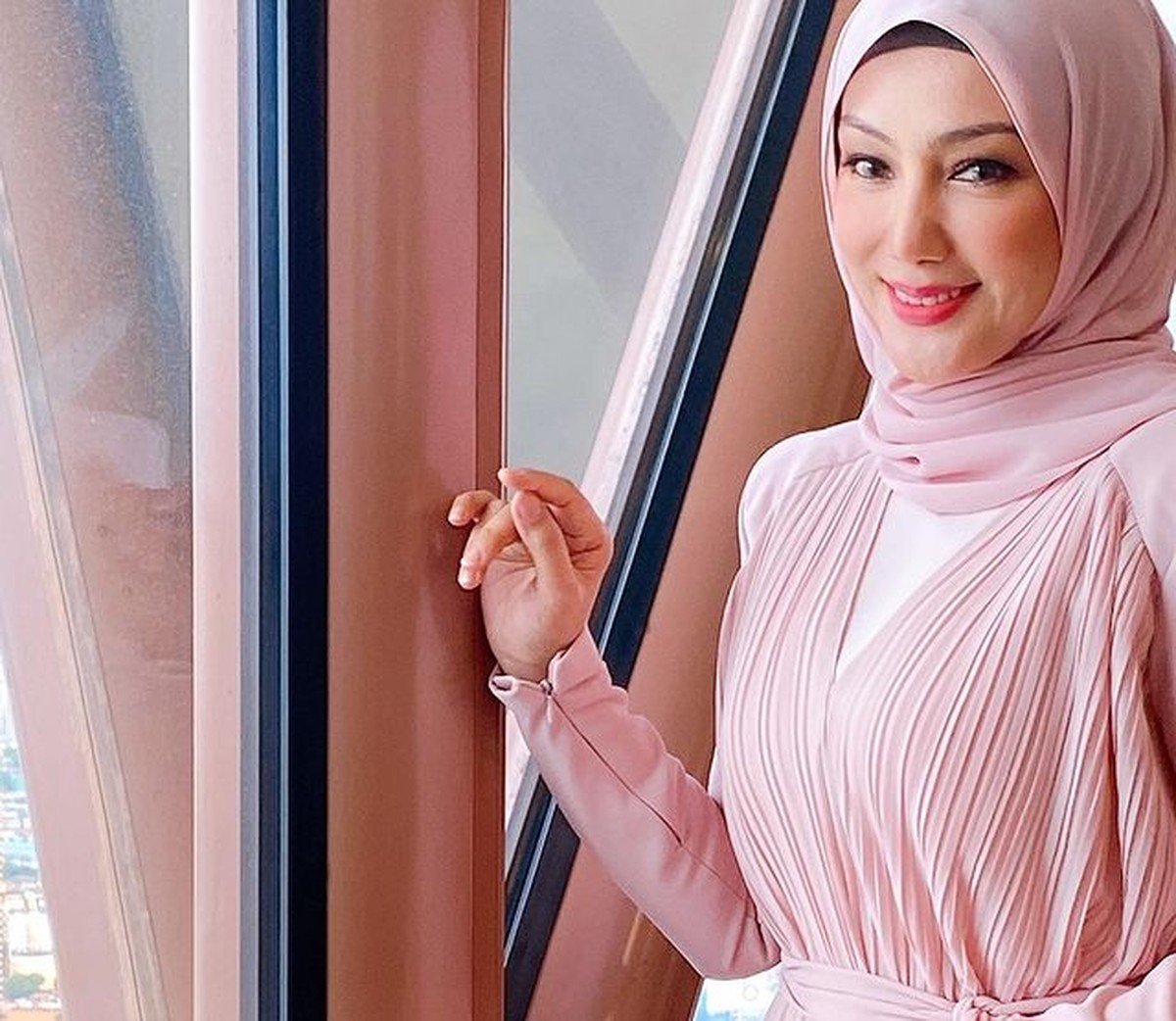 Erra Fazira mantan istri Engku Emran sedang jadi sorotan karena diisukan menjadi istri kedua seorang ahli politik&period; Yuk intip potretnya&excl;