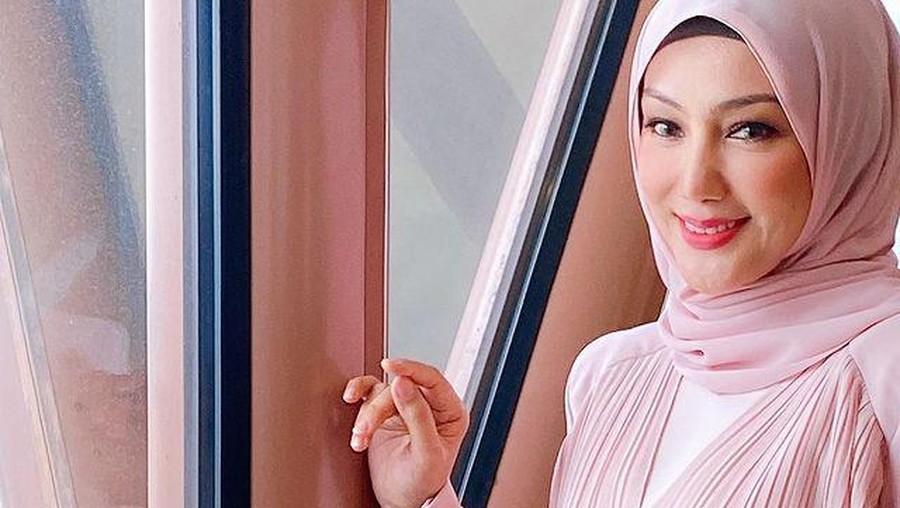 Erra Fazira mantan istri Engku Emran sedang jadi sorotan karena diisukan menjadi istri kedua seorang ahli politik. Yuk intip potretnya!