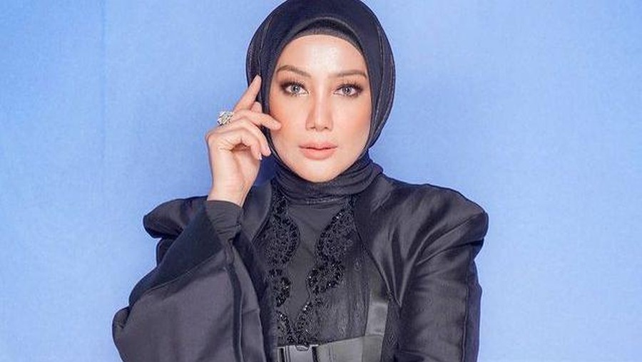 Erra Fazira mantan istri Engku Emran sedang jadi sorotan karena diisukan menjadi istri kedua seorang ahli politik. Yuk intip potretnya!