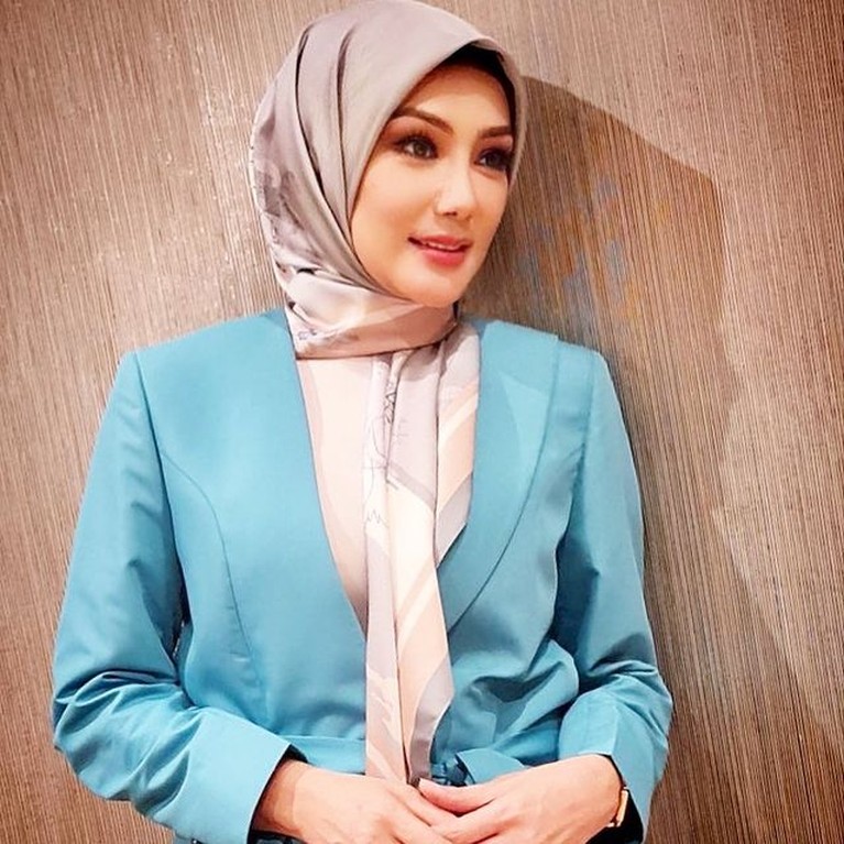 8 Potret Erra Fazira Mantan Engku Emran yang Diisukan Jadi Istri Kedua Politikus Erra Fazira mantan istri Engku Emran sedang jadi sorotan karena diisukan menjadi istri kedua seorang ahli politik. Yuk intip potretnya!