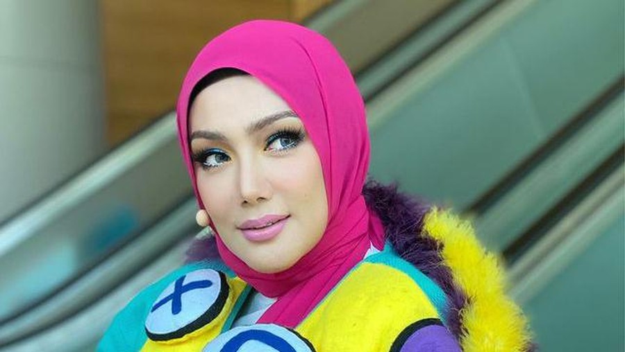 Erra Fazira mantan istri Engku Emran sedang jadi sorotan karena diisukan menjadi istri kedua seorang ahli politik. Yuk intip potretnya!