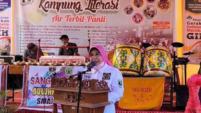 Anggota DPD RI Emma Yohanna menghadiri Pencanangan Kampung Literasi Air Terbit di Nagari Panti, Kabupaten Pasaman, Sumatera Barat.