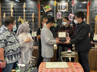 Cara Keluarga Mengenang Sosok Sang Gitaris Aria Baron