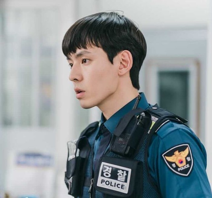 Bagi Beauties yang belum tahu, peran polisi Choi Eun-Cheol dibawakan dengan apik oleh Kang Hyoung-suk. Berkat ini Hyoung-suk mendapat ketenaran atas aktingnya yang bagus! Meski begitu, sebenarnya ia juga main di sejumlah drakor keren lainnya, lho! /Foto: instagram.com/kanghyungsuk_