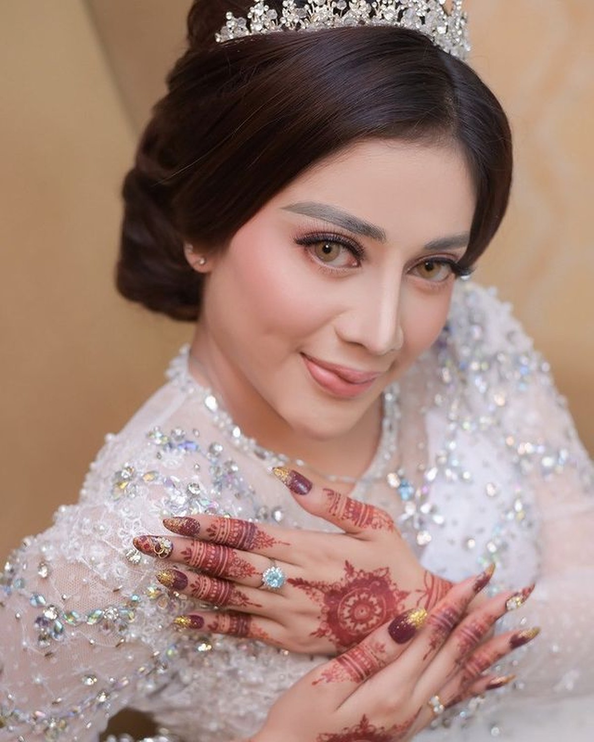 Pernikahan pesinetron Chintya Ramlan dengan seorang pengusaha berinisal SY dengan mahar Rp3 miliar viral&period; Yuk intip&excl;