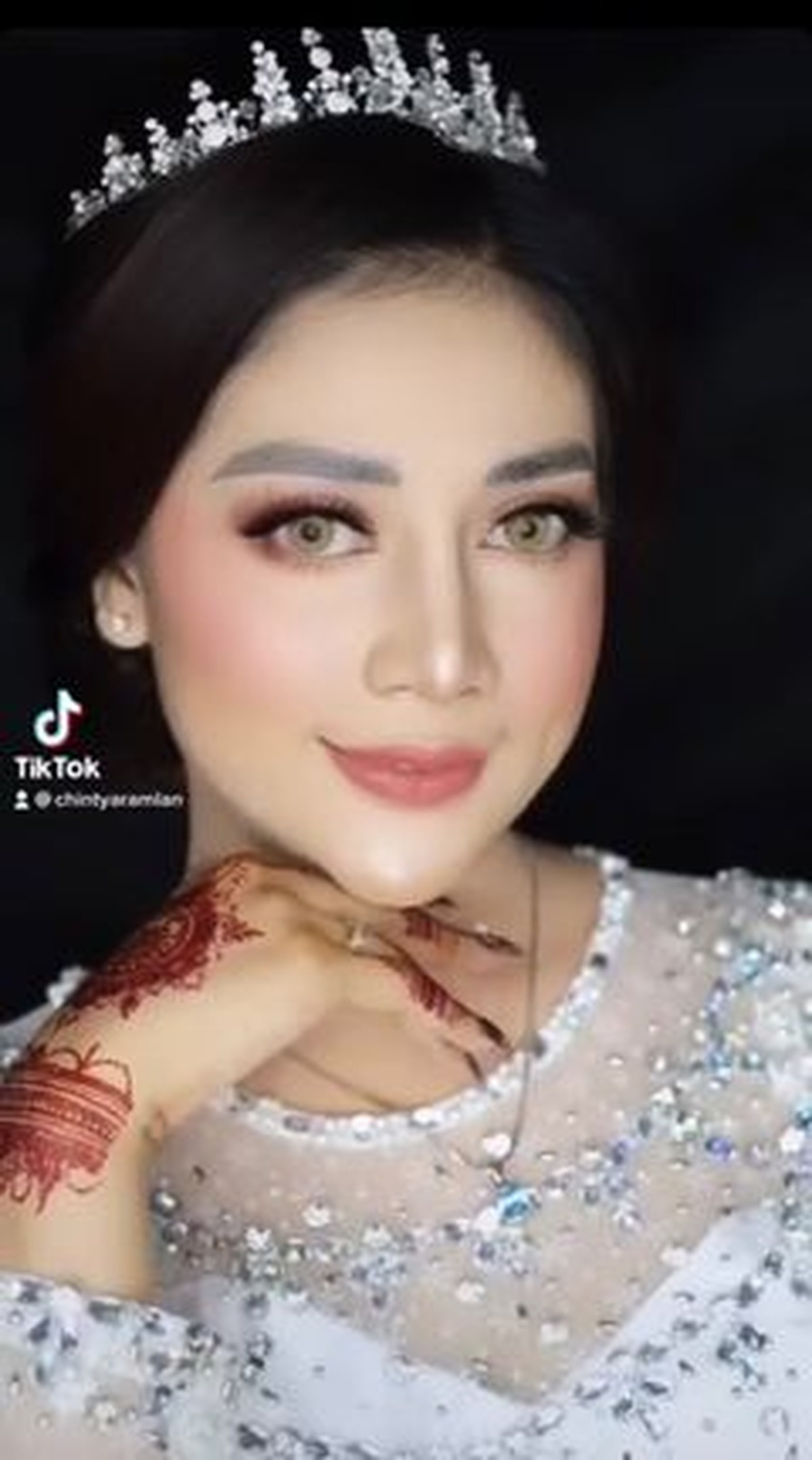 Pernikahan pesinetron Chintya Ramlan dengan seorang pengusaha berinisal SY dengan mahar Rp3 miliar viral&period; Yuk intip&excl;