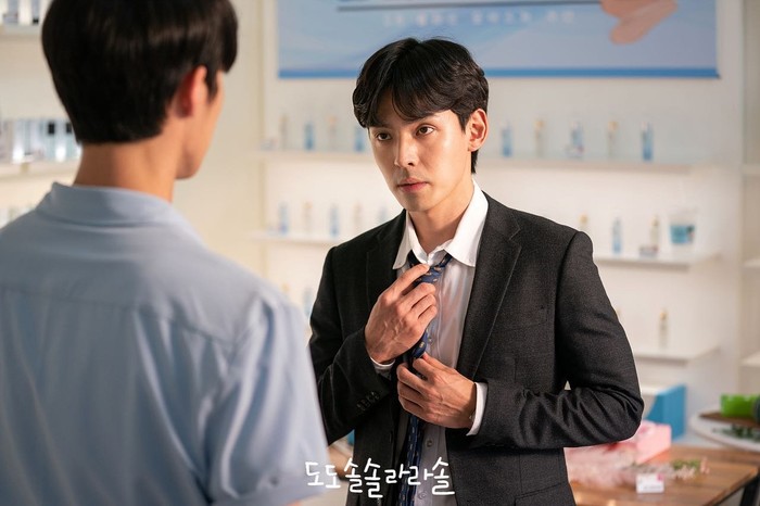 Di drama Do Do Sol Sol La La Sol yang tayang tahun 2020, Kang Hyung-suk mendapatkan peran sebagai Ahn Joong-Ho. Yakni seorang pria misterius yang mendekati Goo Ra-ra (Go Ara). Kamu sudah nonton, belum? / Foto : hancinema.net