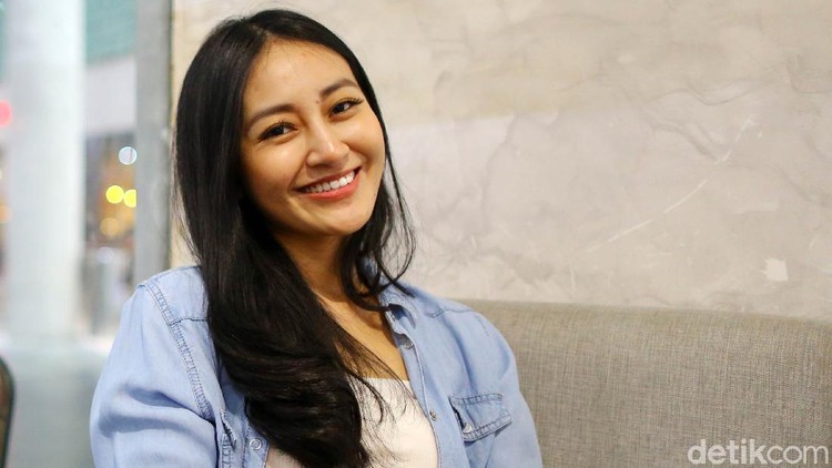 dokter yang sekaligus merangkap jadi selebgram Clarin Hayes terus memberikan edukasi dibidang kesehatan dan kecantikan di bilangan Serpong, Tangerang, Banten.