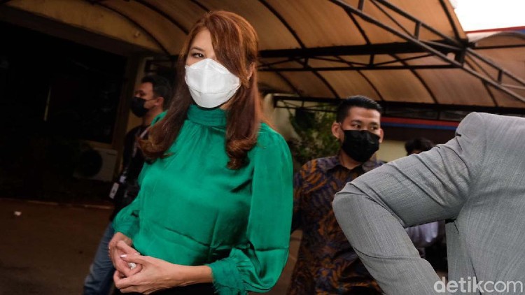 Artis Tamara Bleszynski menyambangi Bareskrim Polri. Tamara mendatangi Bareskrim untuk mengkonsultasikan permasalahan hukum yang tengah menimpanya.