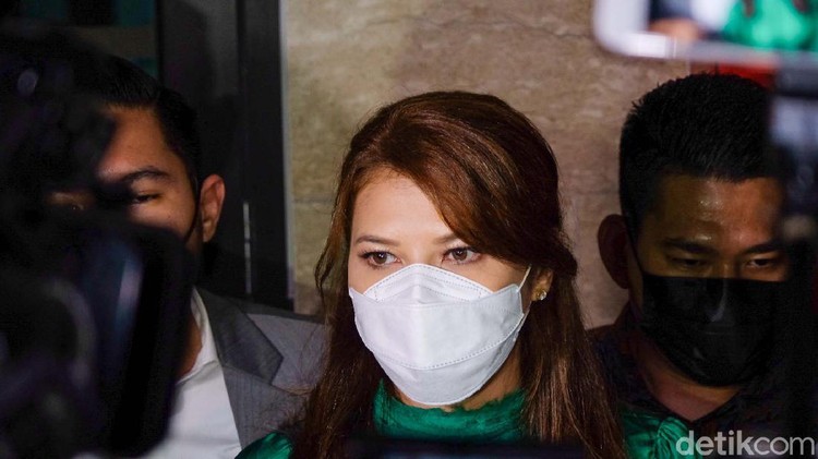 Ekspresi Tamara Bleszynski Usai Sambangi Bareskrim Polri Artis Tamara Bleszynski menyambangi Bareskrim Polri. Tamara mendatangi Bareskrim untuk mengkonsultasikan permasalahan hukum yang tengah menimpanya.